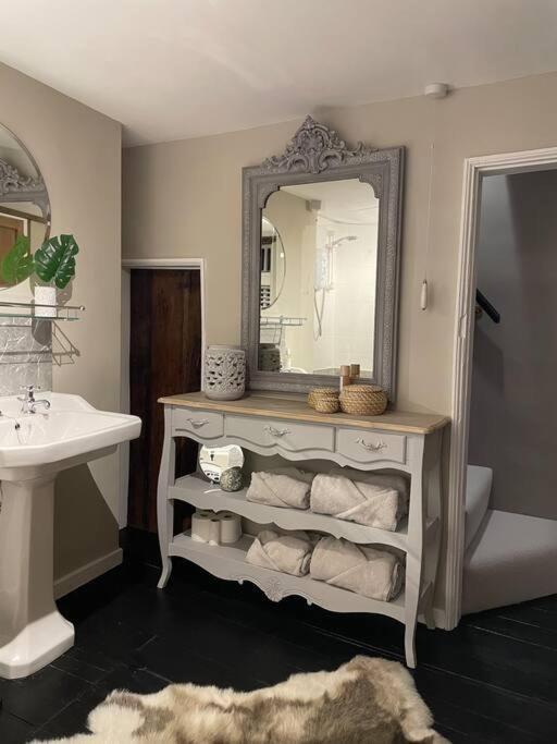 Entire Georgian Luxury Home - 3 Storey- High St Henley-In-Arden -Two Bedrooms-Sleeps 4 Екстер'єр фото